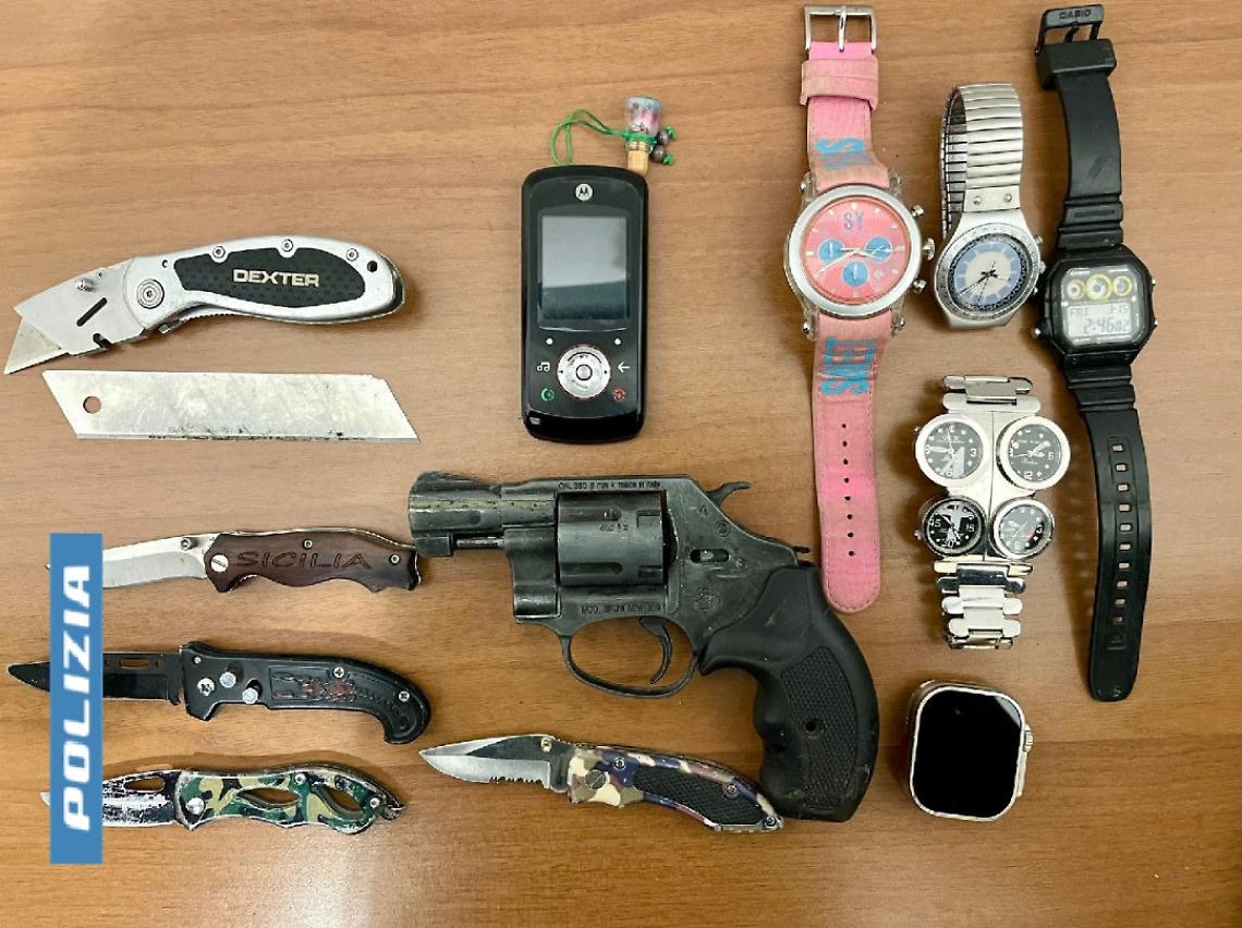 Sorpreso dalla polizia con una pistola e cinque coltelli