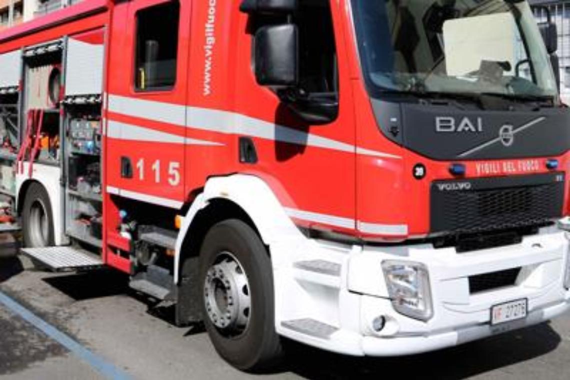 Terrore a Roma, auto risucchiate da una voragine