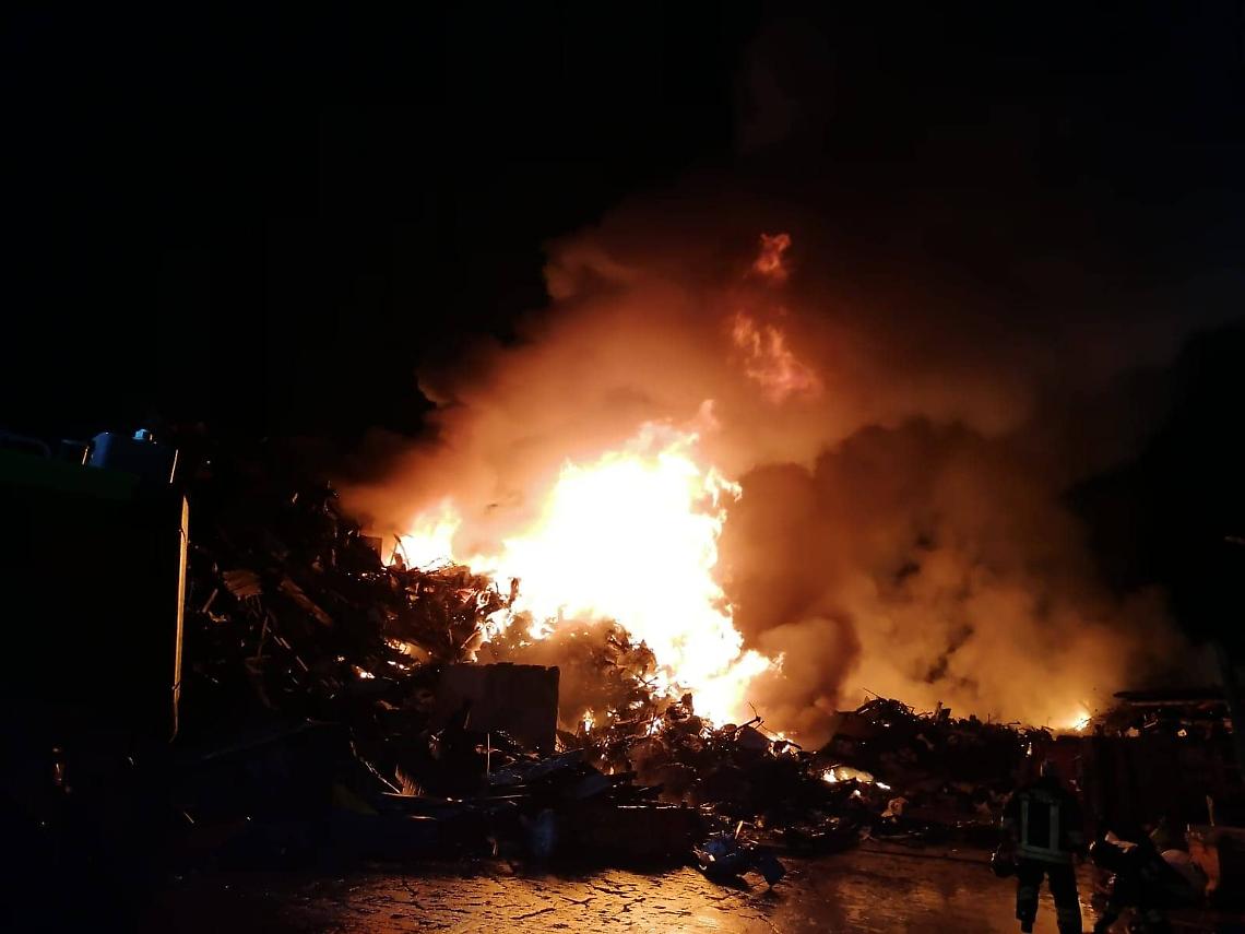 Terra dei fuochi, brucia ad Acerra deposito di rifiuti ferrosi