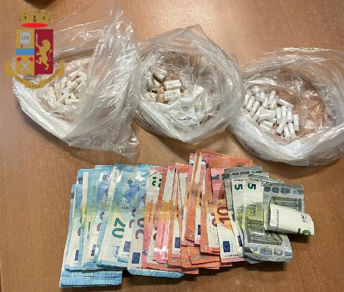 Scampia, sorpreso con droga e denaro: arrestato