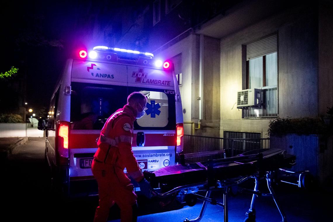 Investito e trascinato per 50 metri da una moto mentre attraversa in monopattino: 39enne  muore davanti agli occhi della fidanzata