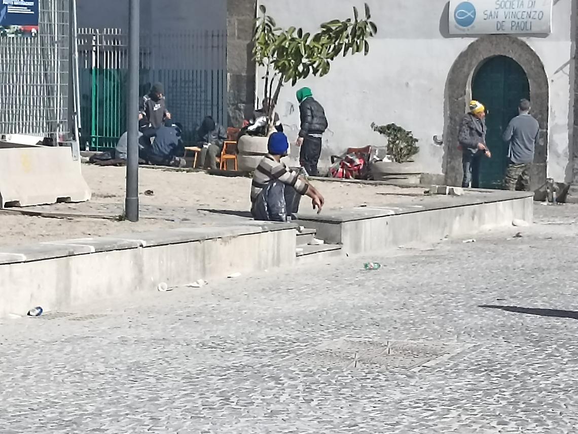 Viaggio a Porta Capuana: «Noi tossicodipendenti dimenticati da tutti»