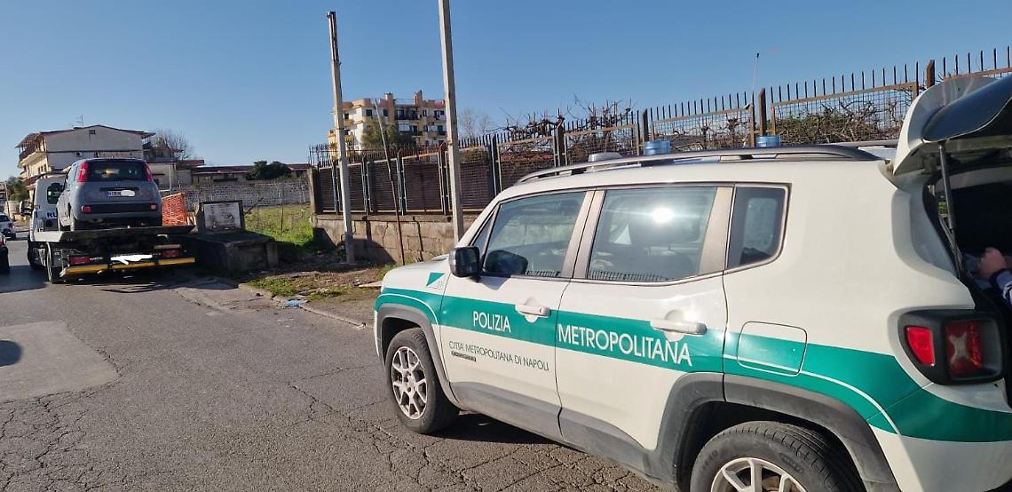 In auto con telaio e targa falsi, finisce nei guai