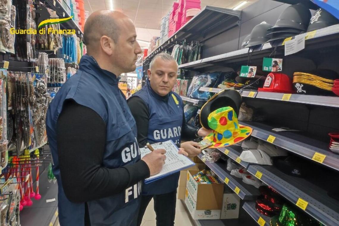 San Valentino: maxi sequestro di articoli contraffatti e non sicuri nel Napoletano