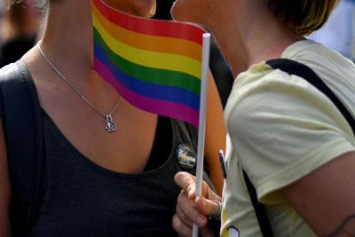 La figlia è gay, minaccia di sfregiarla con l'acido