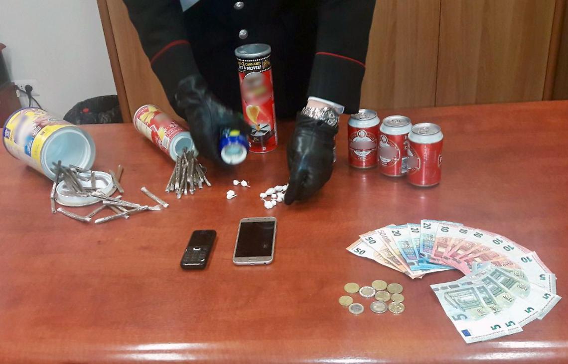 Droga in confezioni di cioccolata e patatine, un arresto