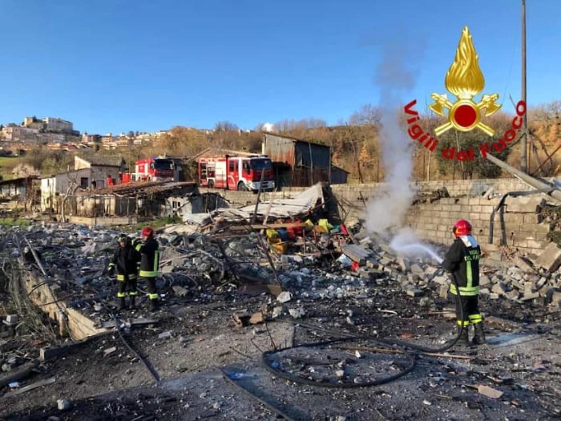Esplode fabbrica di fuochi pirotecnici, morto il titolare