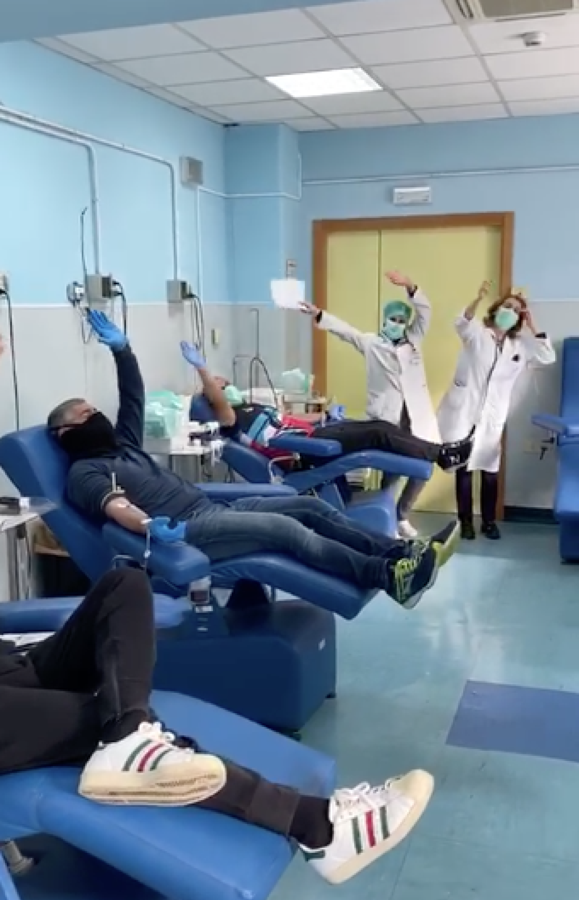 Coronavirus, a Napoli si dona il sangue sulle note di “Abbracciame"