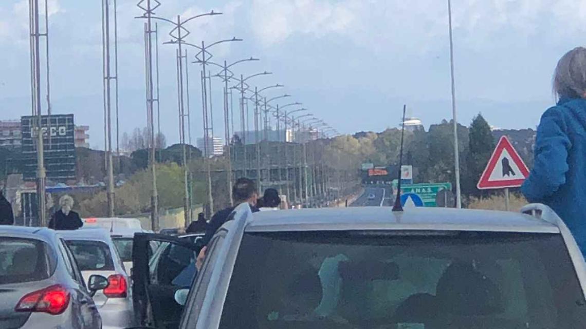 Esce dall’auto per recuperare i soldi volati dal finestrino: Marco muore travolto in autostrada