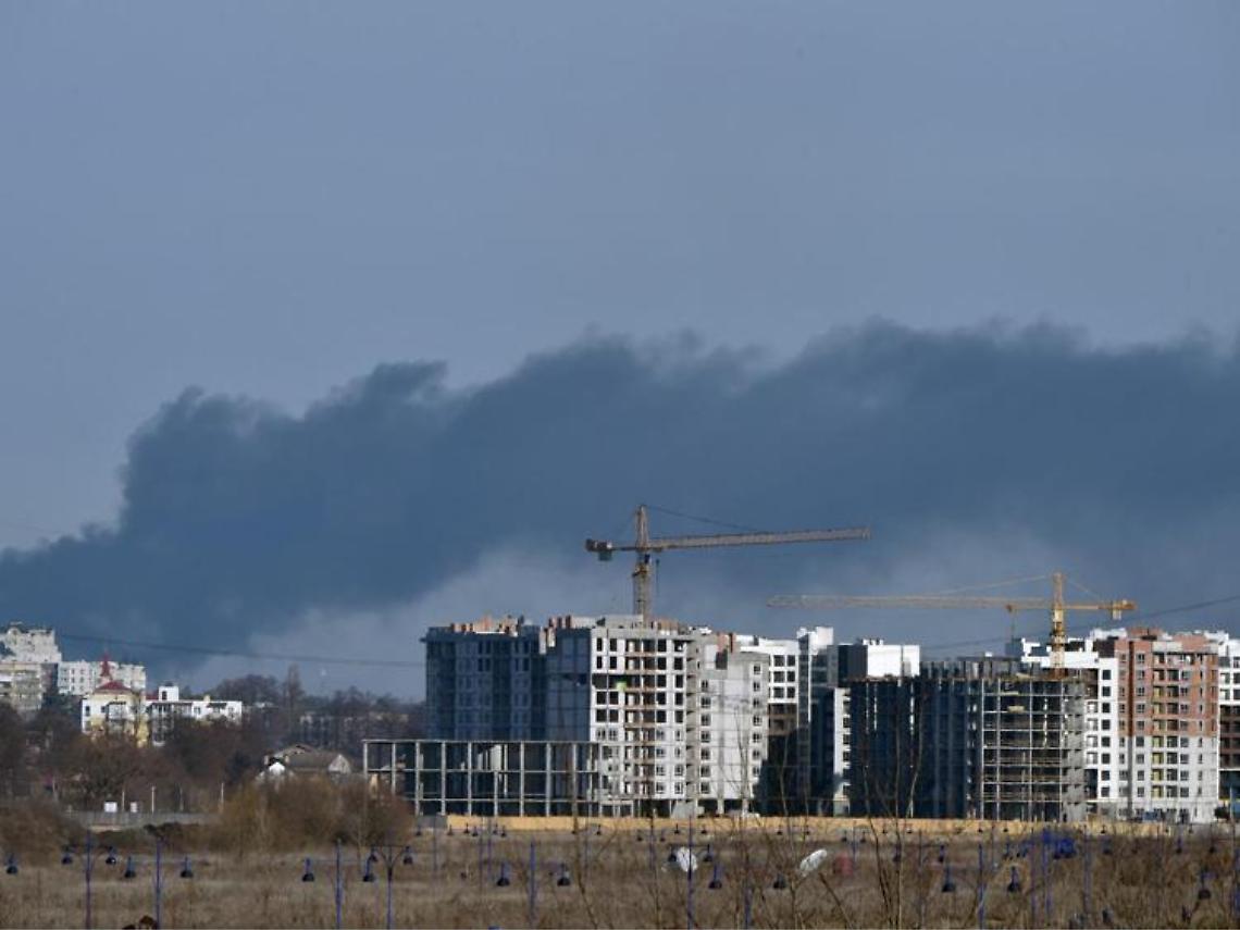 Guerra Ucraina-Russia, bombe su aeroporto Kiev. Oggi nuovi negoziati