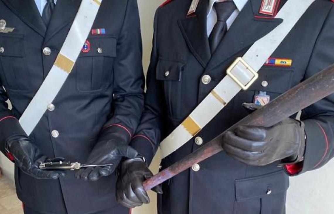 Minorenne alla guida forza posto di blocco: in auto un coltello e una mazza da baseball