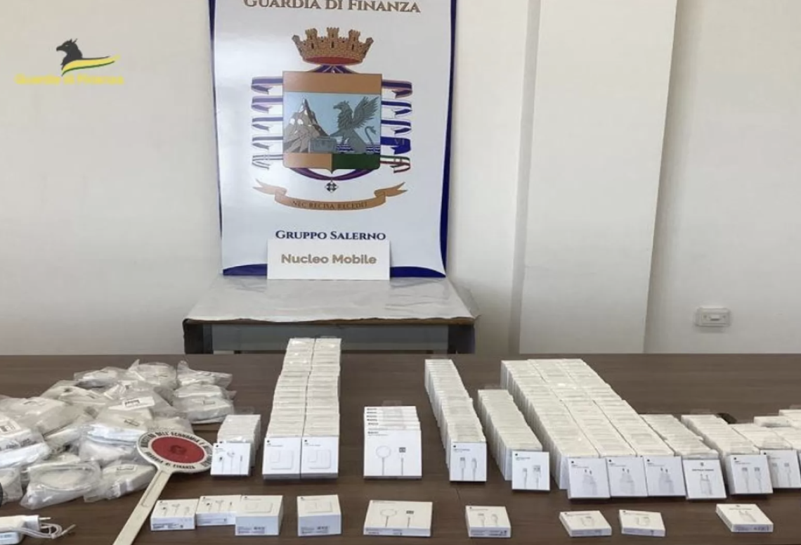 Salerno, 300 accessori Apple falsi: nei guai negoziante