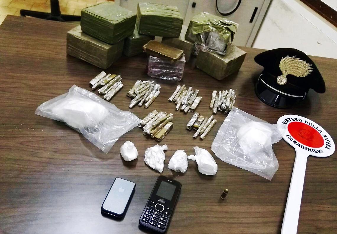 Sequestrate 20 plance di hashish nascoste in un'auto parcheggiata