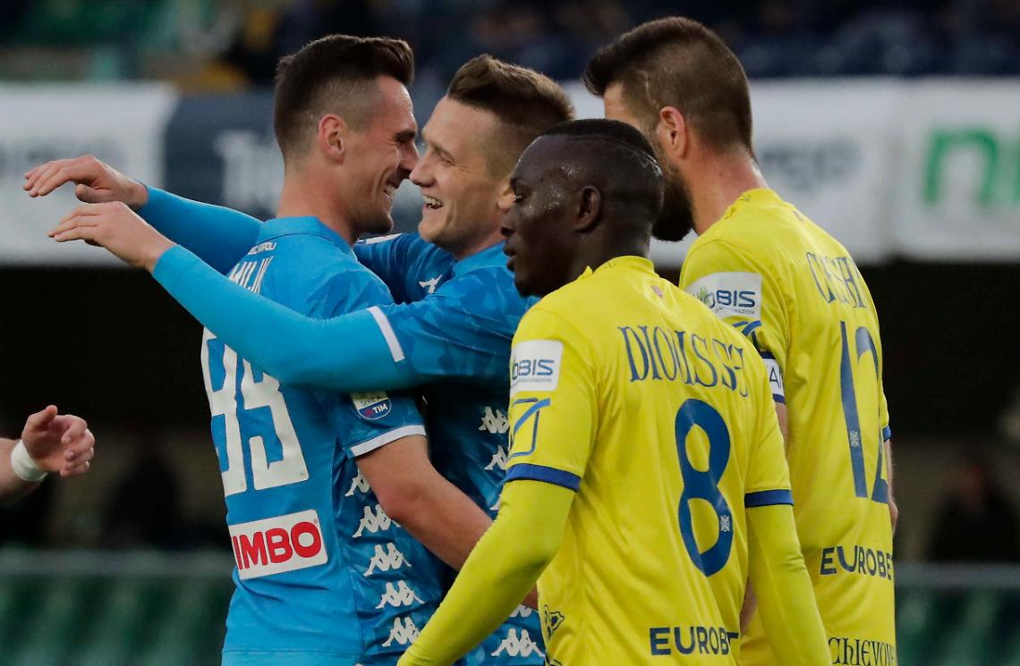 Il Napoli si allena e vince col Chievo rinviando la festa scudetto della Juve, giovedì la sfida di ritorno con l'Arsenal