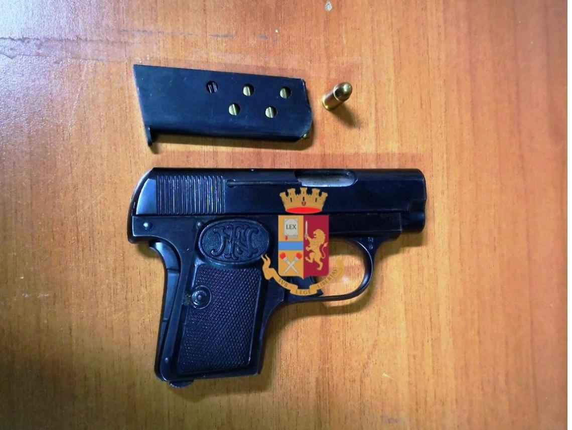 Movida choc ai "baretti" di Chiaia, 18enne fermato con una pistola
