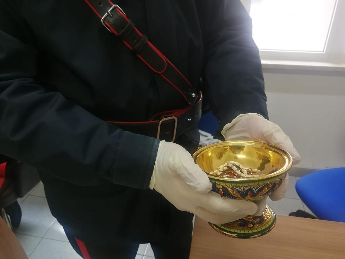 Bloccato mentre danneggia auto, viene trovato con pisside rubata in chiesa