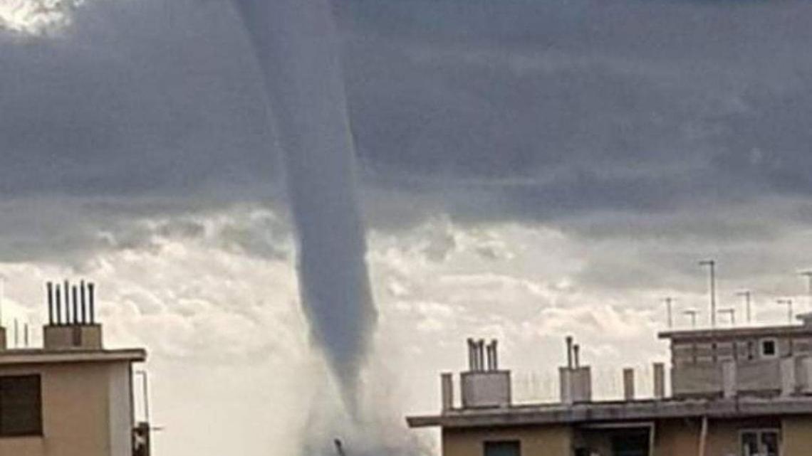 Il maltempo piega il Nord Italia: trombe d'aria e alberi caduti in città