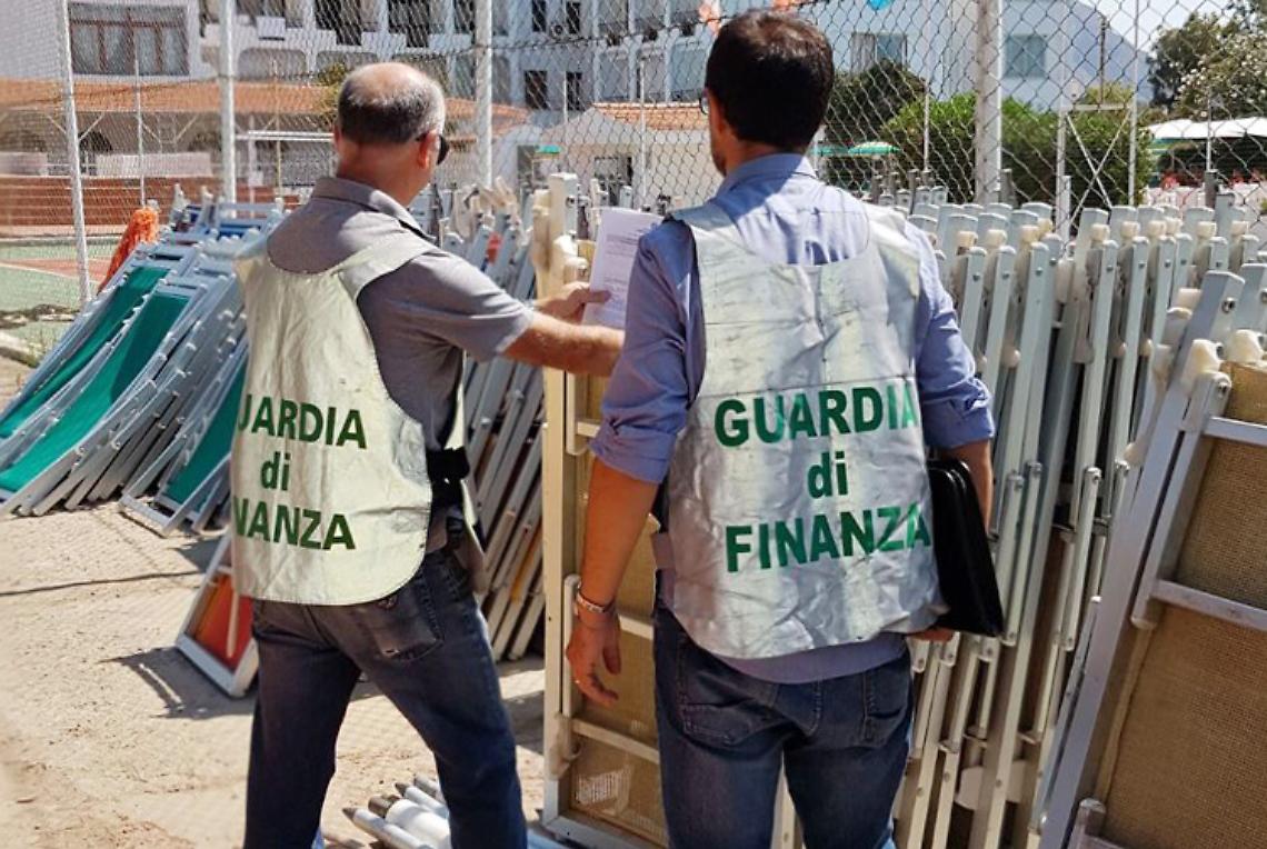 Concessioni mai rinnovate, sequestrati 10 lidi a Castel Volturno