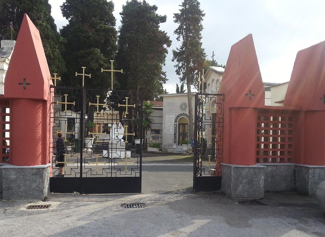 Razziate 13 cappelle al cimitero di Qualiano, denunciato 30enne