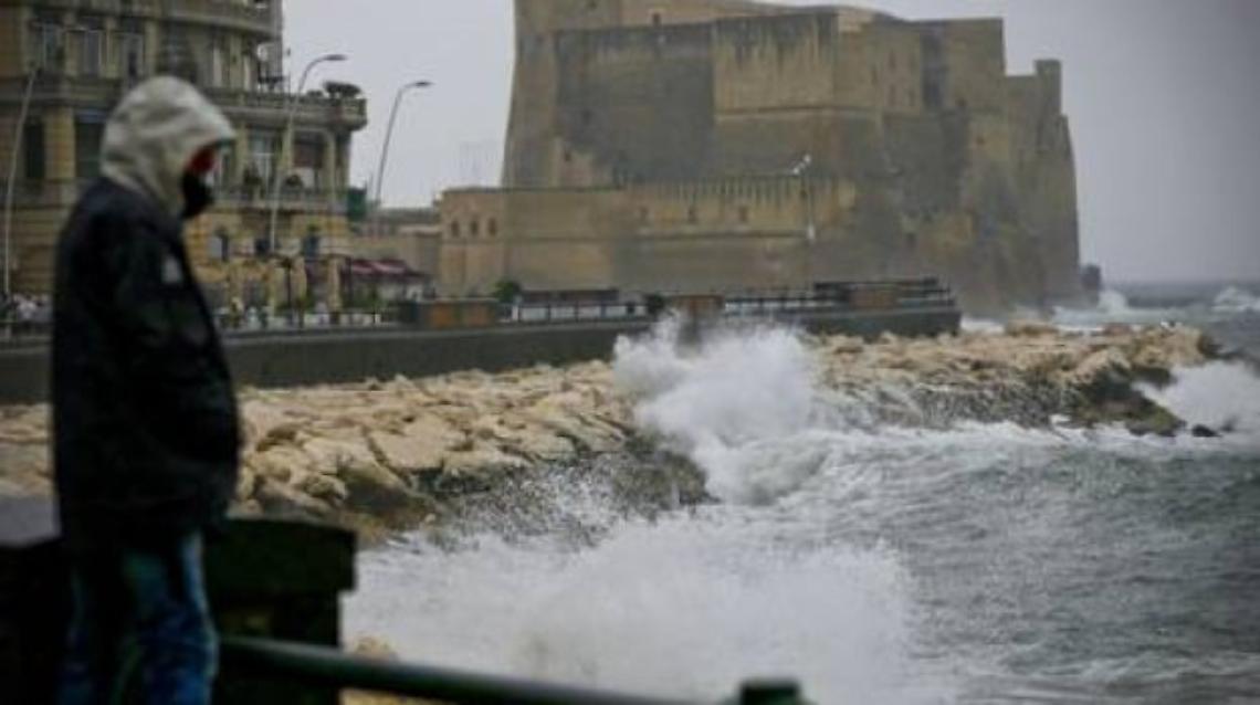 Coda d’inverno, neve sul Vesuvio e stop aliscafi: arriva l’allerta meteo