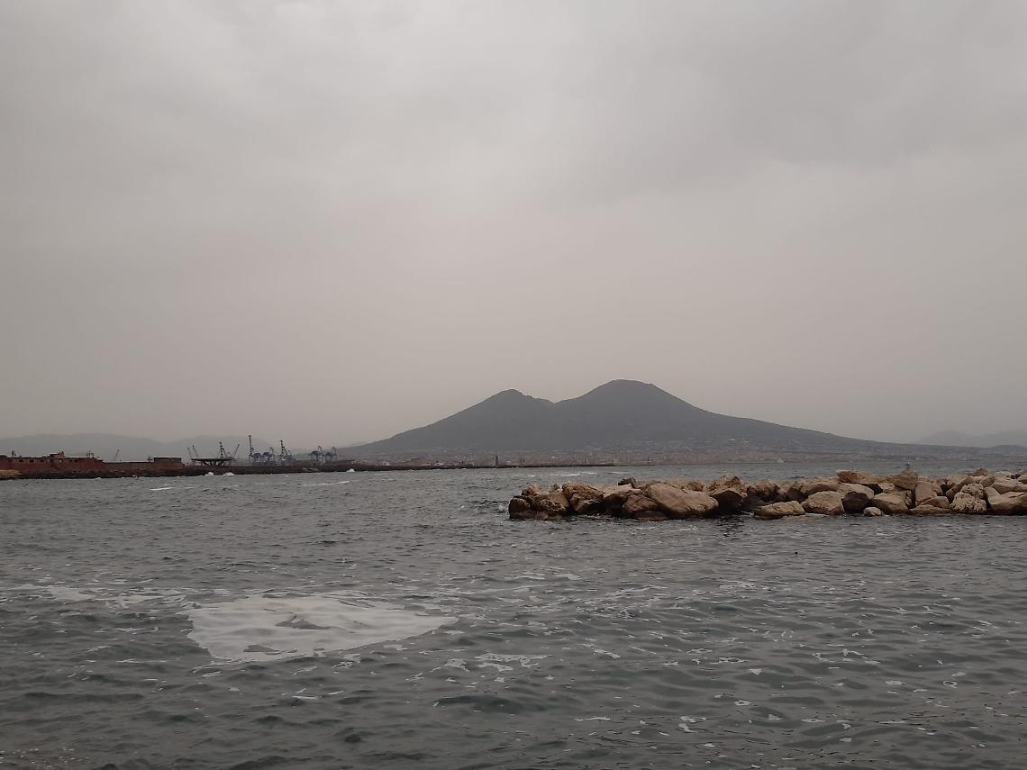 Addio al Lungomare pulito del lockdown, schiuma bianca in acqua
