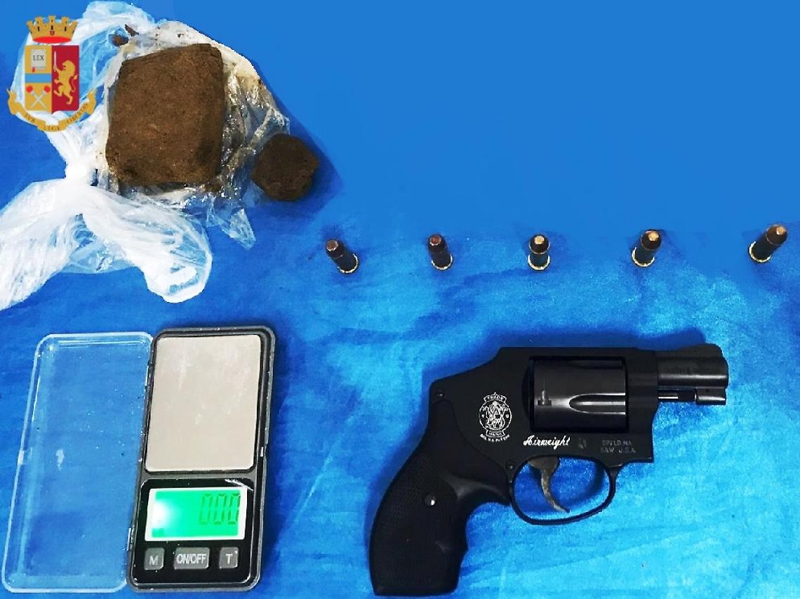 Droga e armi a Pianura, arrestato un 25enne