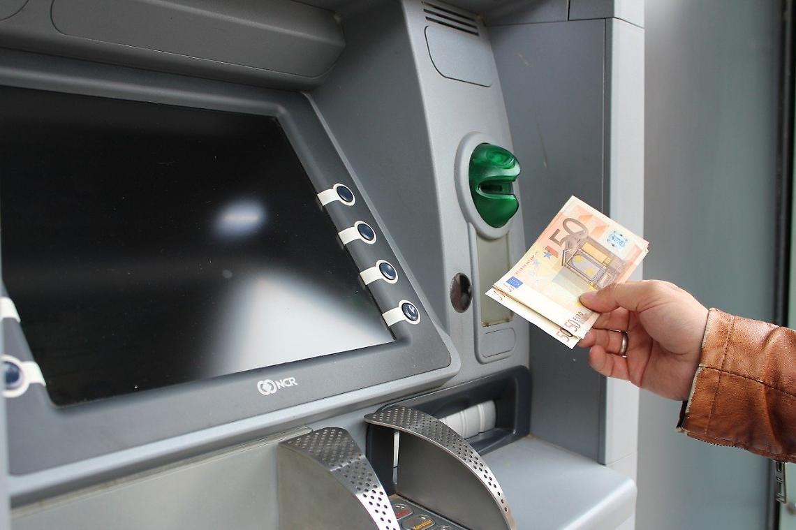 Stretta al contante: i prelievi allo sportello saranno più costosi