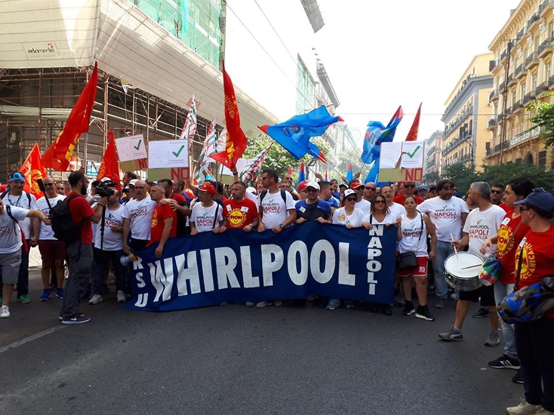 Sciopero metalmeccanici, 10mila tute blu in piazza a Napoli: operai Whirlpool in testa al corteo