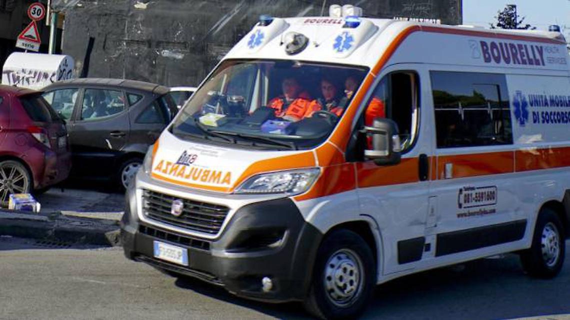 Ambulanza bloccata da auto in sosta, sanitari aggrediti