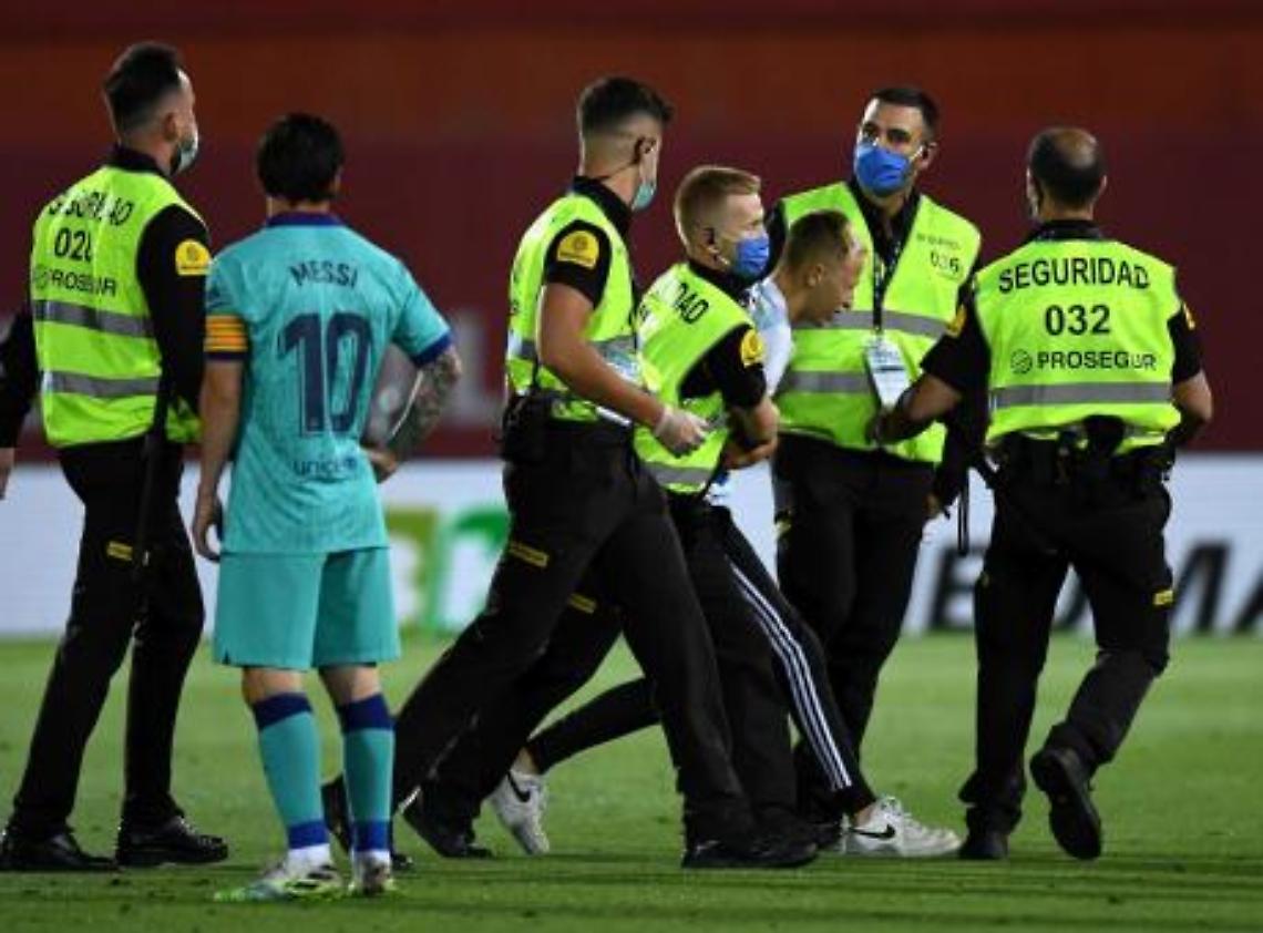 Invasione di campo durante Maiorca-Barcellona, beccato il colpevole: "Volevo solo una foto con Messi"