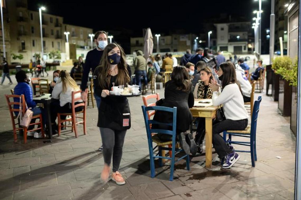 Stop al coprifuoco in 13 regioni, quando sarà abolito per tutta Italia 