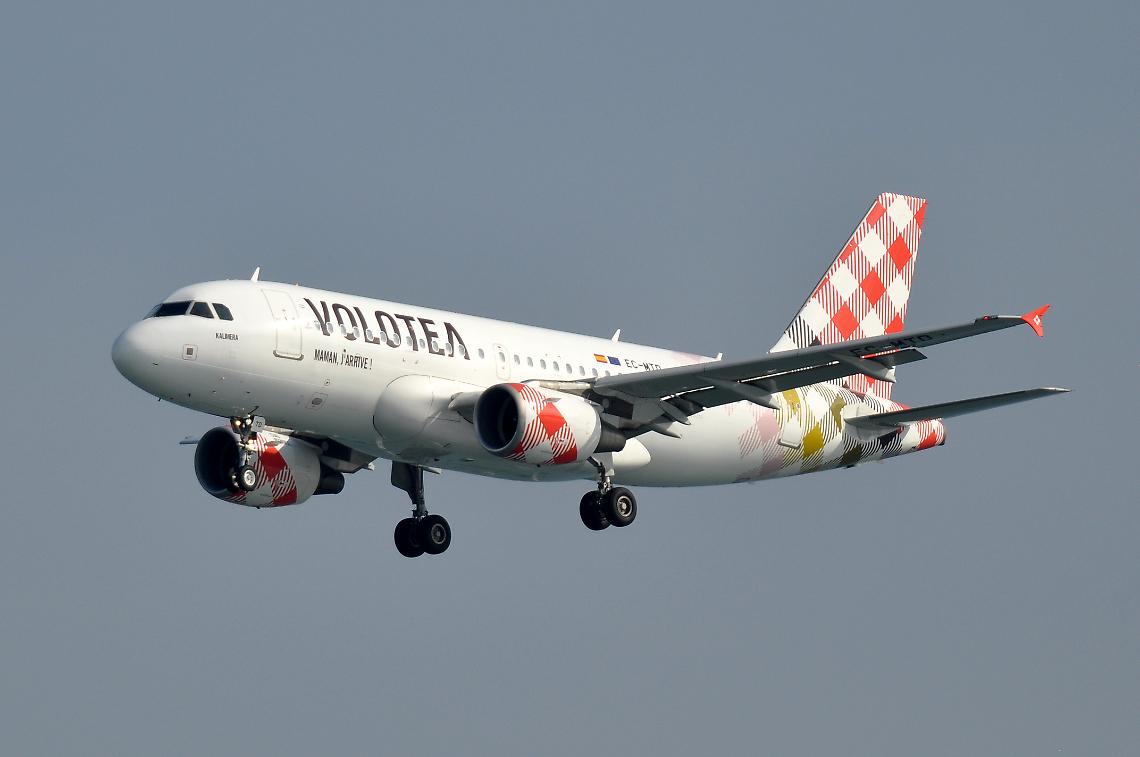 Atterraggio d'emergenza per un airbus Volotea diretto a Napoli con 129 passeggeri a bordo 