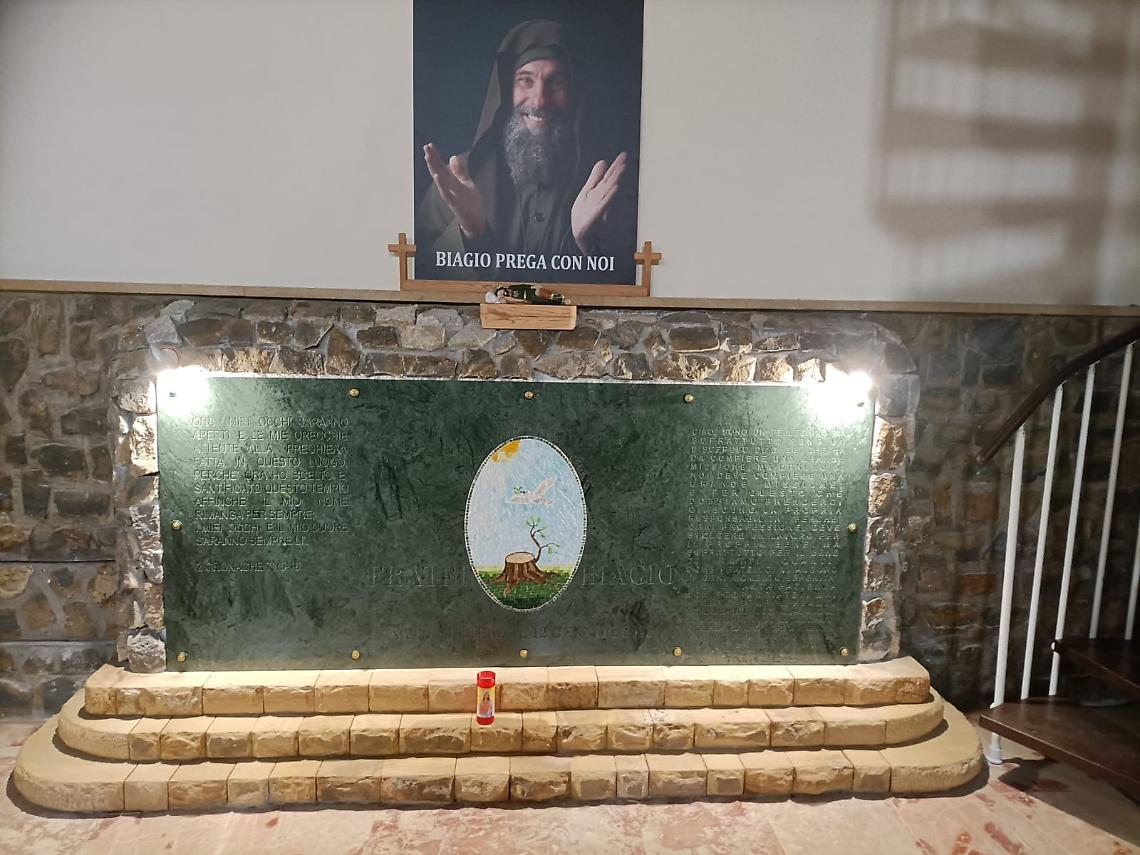 Lastra marmorea e mosaico per la tomba di fratel Biagio Conte