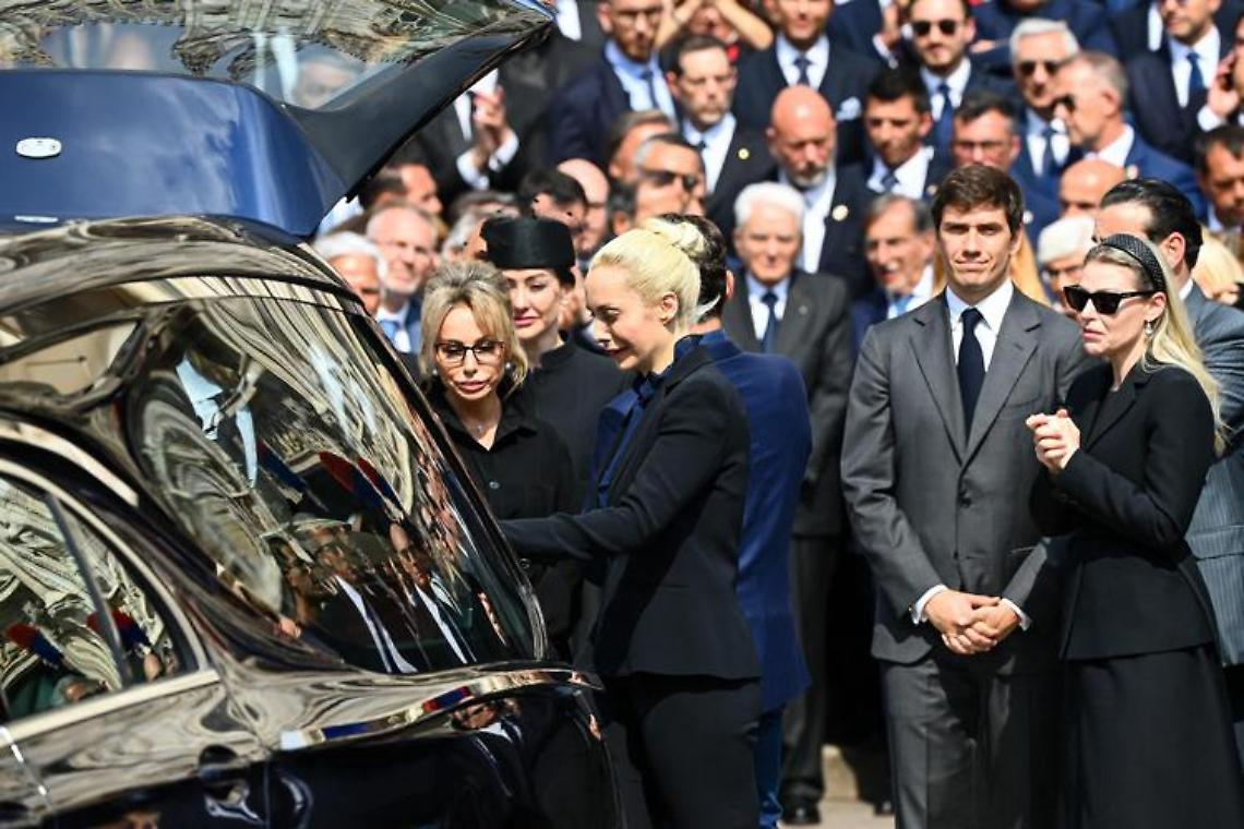 Berlusconi, il “Silenzio" chiude i funerali: applausi e cori per l'addio al Cav