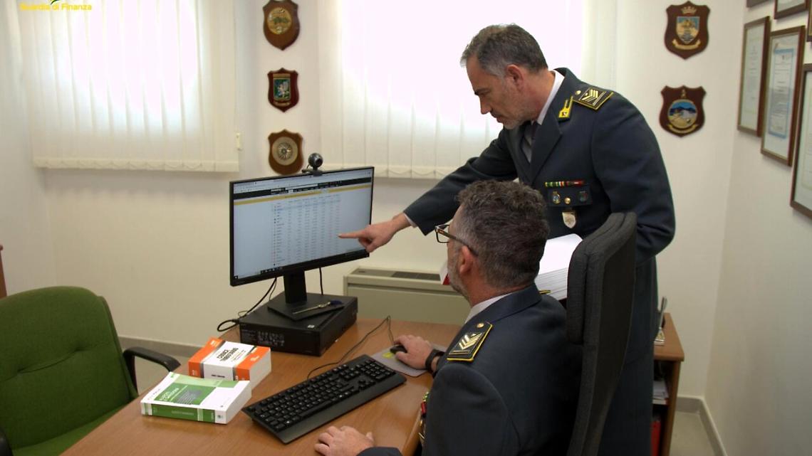 Svuotavano conti correnti online, 8 misure cautelari 
