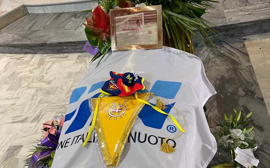 Applausi e lacrime ai funerali del pallanuotista Mario Scotti Galletta