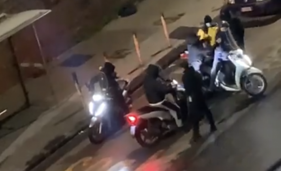 Rider pestato e rapinato, scarcerati i quattro minorenni
