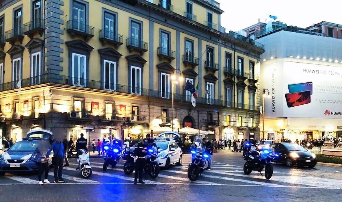 Aggredisce la compagna in pieno centro e finisce nei guai