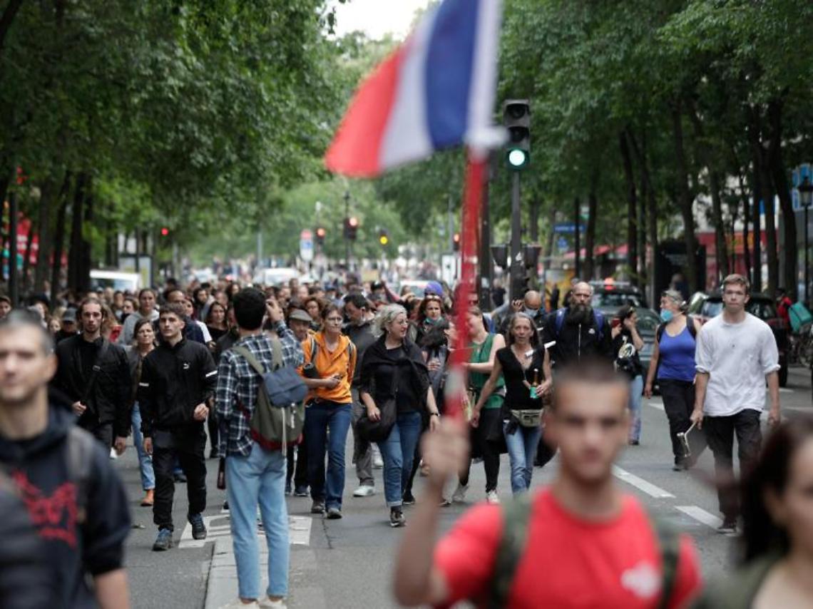 Covid Francia, manifestazioni contro il green pass