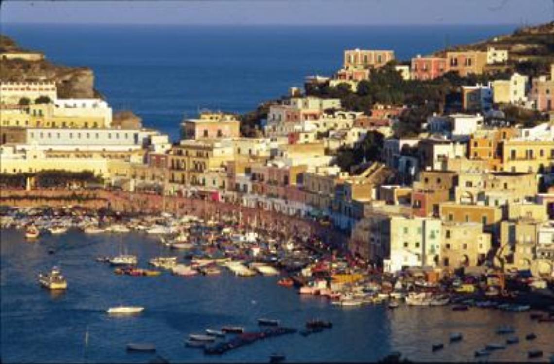 Falso allarme bomba al porto di Ponza, ma è la vendetta di un ex marito