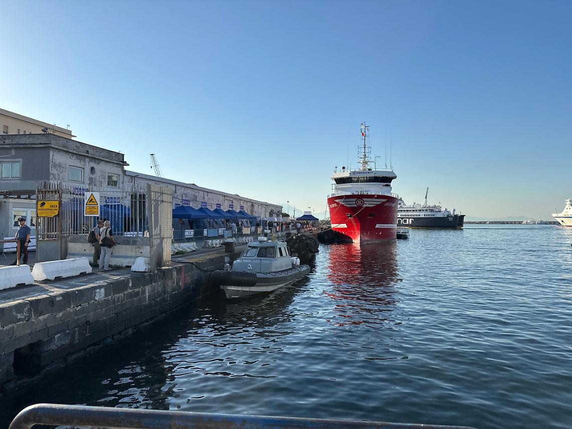 Sbarcati a Napoli 76 migranti, 24 sono minori