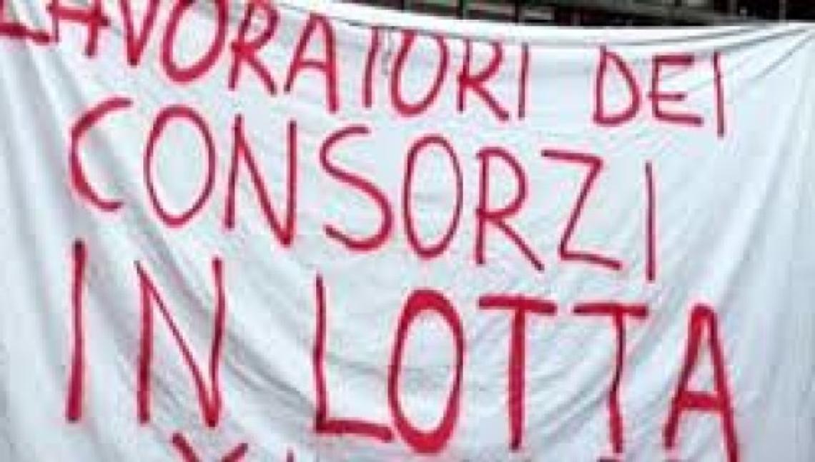 Protesta con gommoni e bandiere stile Isis in piazza del Plebiscito 