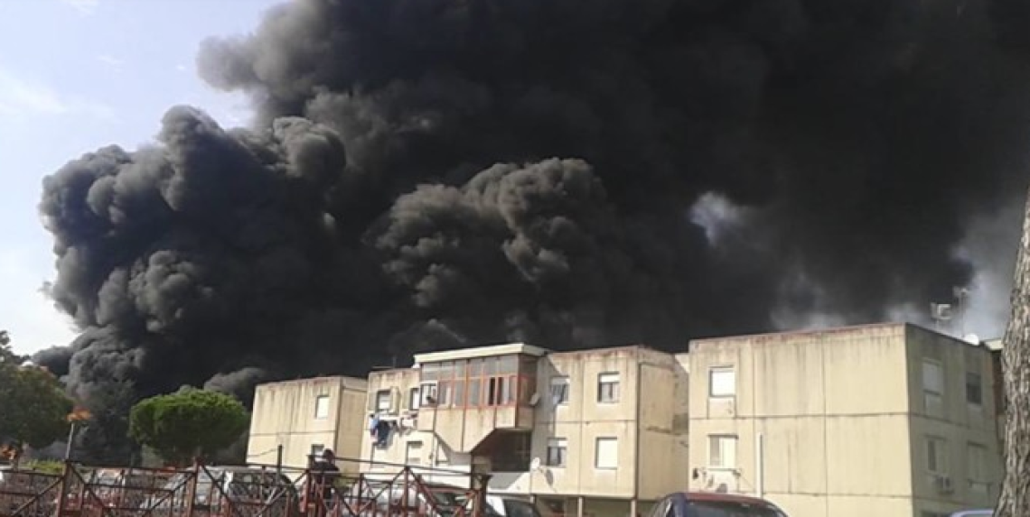 Paura a Monterusciello, fiamme lambiscono le case