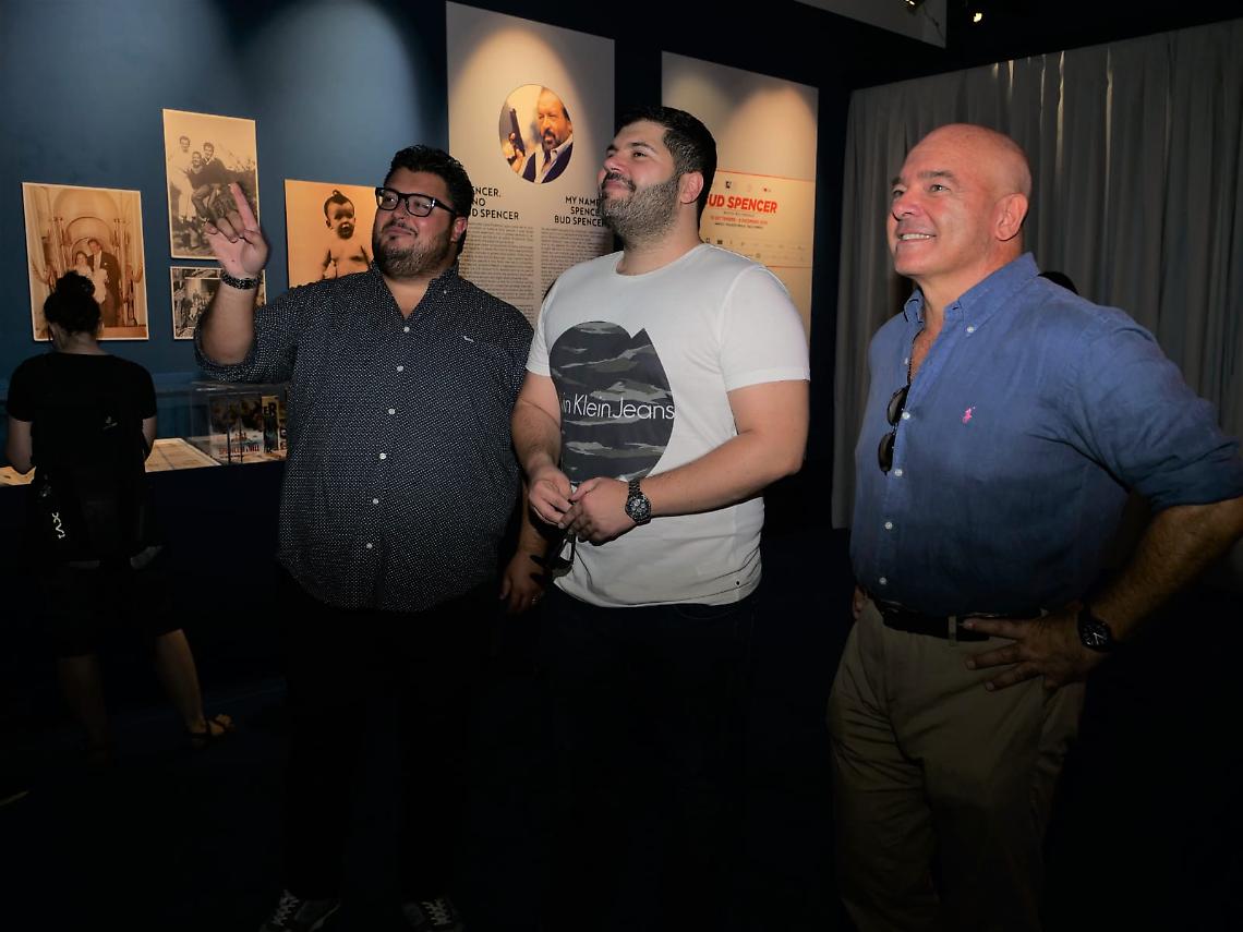 Salvatore Esposito di "Gomorra" visita la mostra su Bud Spencer