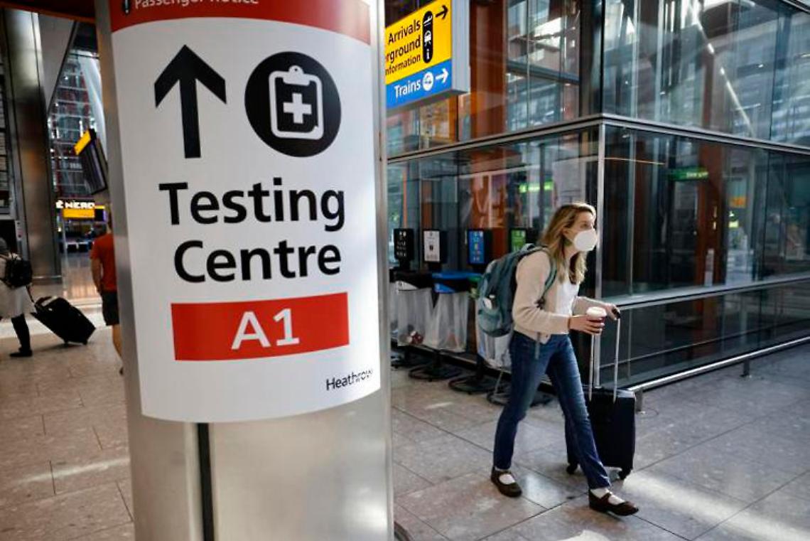 Covid in Gb, il piano: poche restrizioni e terza dose ai fragili