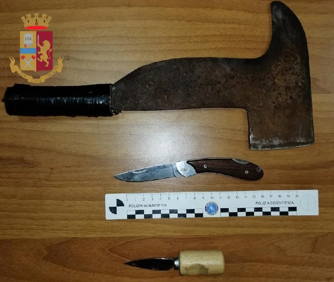 Sorpreso in auto con roncola e coltelli, denunciato
