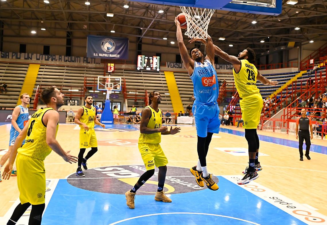 Basket Supercoppa, Brescia passa al PalaBarbuto. Sacripanti: «Ma sono soddisfatto dei miei»
