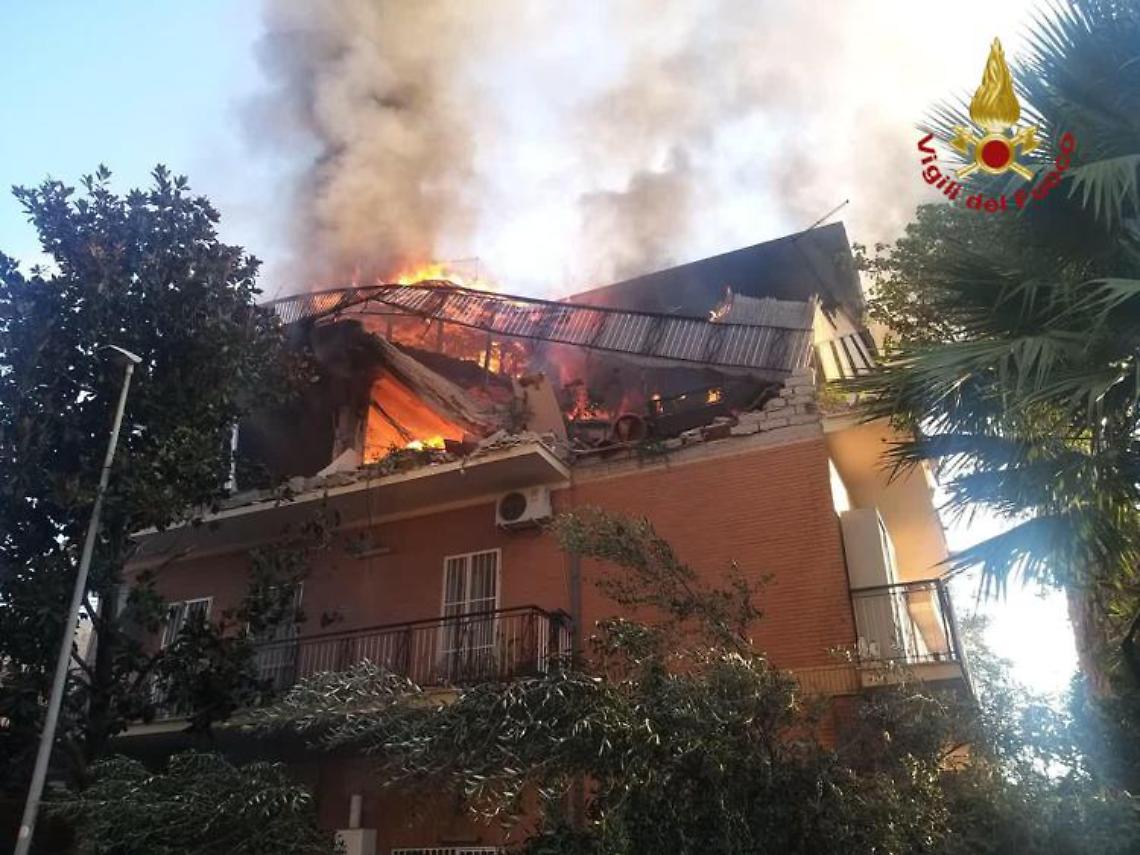Esplosione in città, crolla una palazzina: tre feriti