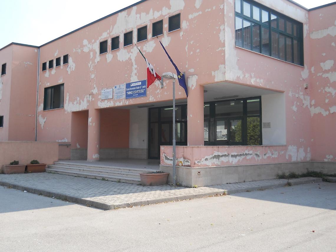 Rubati i rubinetti dei bagni, la scuola resta chiusa