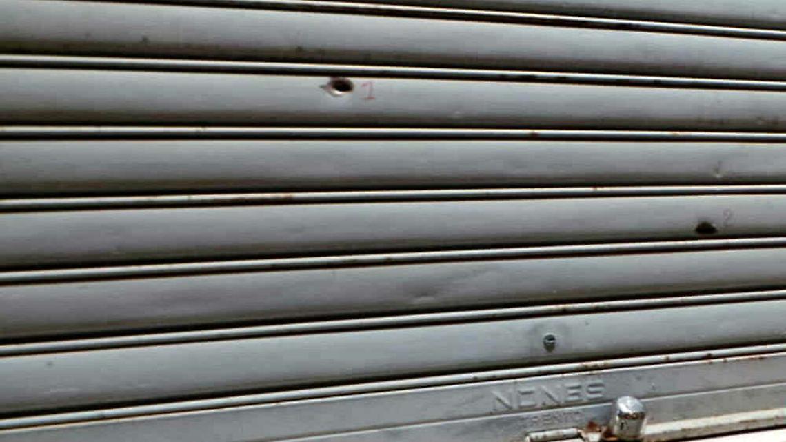 Dieci colpi di pistola contro pescheria a Pozzuoli